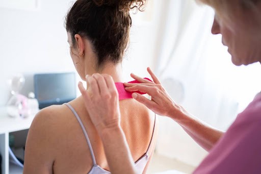 Spinal Decompression: The Ultimate Guide 1 A chiropractor performing non-surgical spinal decompression therapy on a patient's upper back and neck