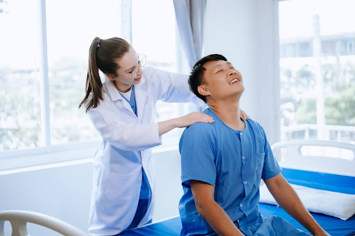 Spinal Decompression: The Ultimate Guide 2 A patient feels comfortable during a non-surgical spinal decompression session with a chiropractor. Image for illustration purposes only.