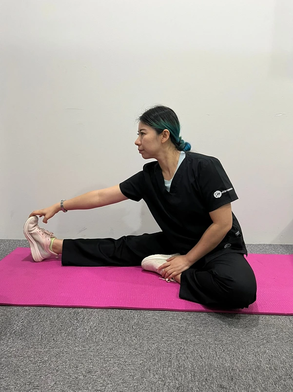 A seated hamstring stretch exercise to relieve knee pain A seated hamstring stretch exercise to relieve knee pain